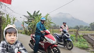 Download lagu The girl pushing the motorbike was fortunate to receive help from a police officer mp3