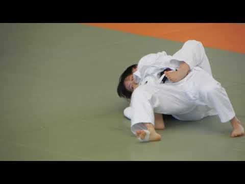 高校女子柔道、寝技が決まる様子