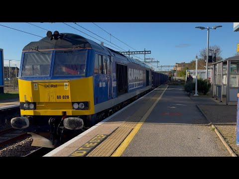 DC Rail 60028 passing Newbury Racecourse working 6V23 17/11/2025