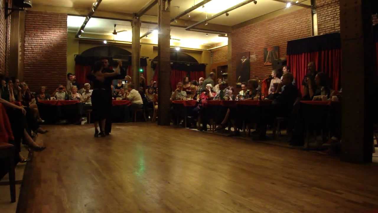 OCT 2012 - Juliana Aparicio y José Almar - 2/3 - bailan en FLOR DE MILONGA - Campo afuera