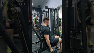 CURL CON MANCUERNAS SENTADO