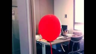 Un palloncino rosso in GREY Milano