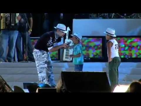 Makueide toca bateria do Felipão e forró moral.