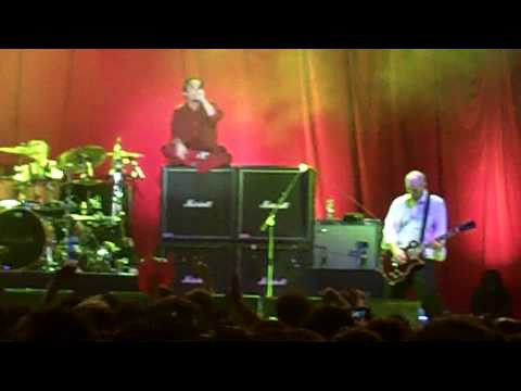 Thumbnail for How Mike Patton destroyed Mike Bordin during the FNM show. He did it brilliantly! 😜 by Mark Bowen