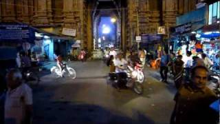 preview picture of video 'Traffic in India - Sri Rangam Temple, Thiruchirapalli (Trichy)'