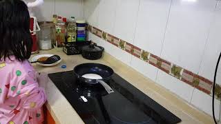 Nhã Linh is making pancake