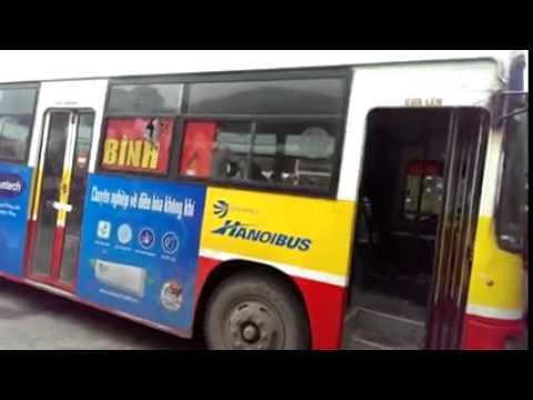 Dùng búa phá kính xe buýt chứng minh sự vô hại của quảng cáo!