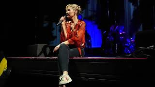 Dido - Quiet Times (close up, chatting, sitting on the stage) - Hammersmith Apollo - 08-DEC-19