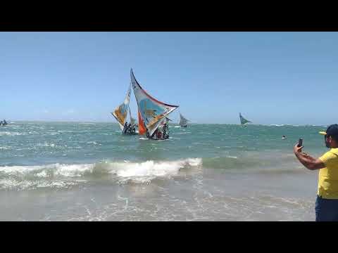 Grande tradicional festa de regata de jangada aqui na Praia do pontal de Maceió Fortim Ceará