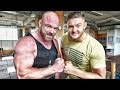 Bodybuilder kämpft bei Gewichtheber Challenge #MassemitKlasse