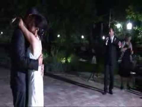 Salvo Grasso, papà della sposa, dedica una canzone ai novelli sposi.