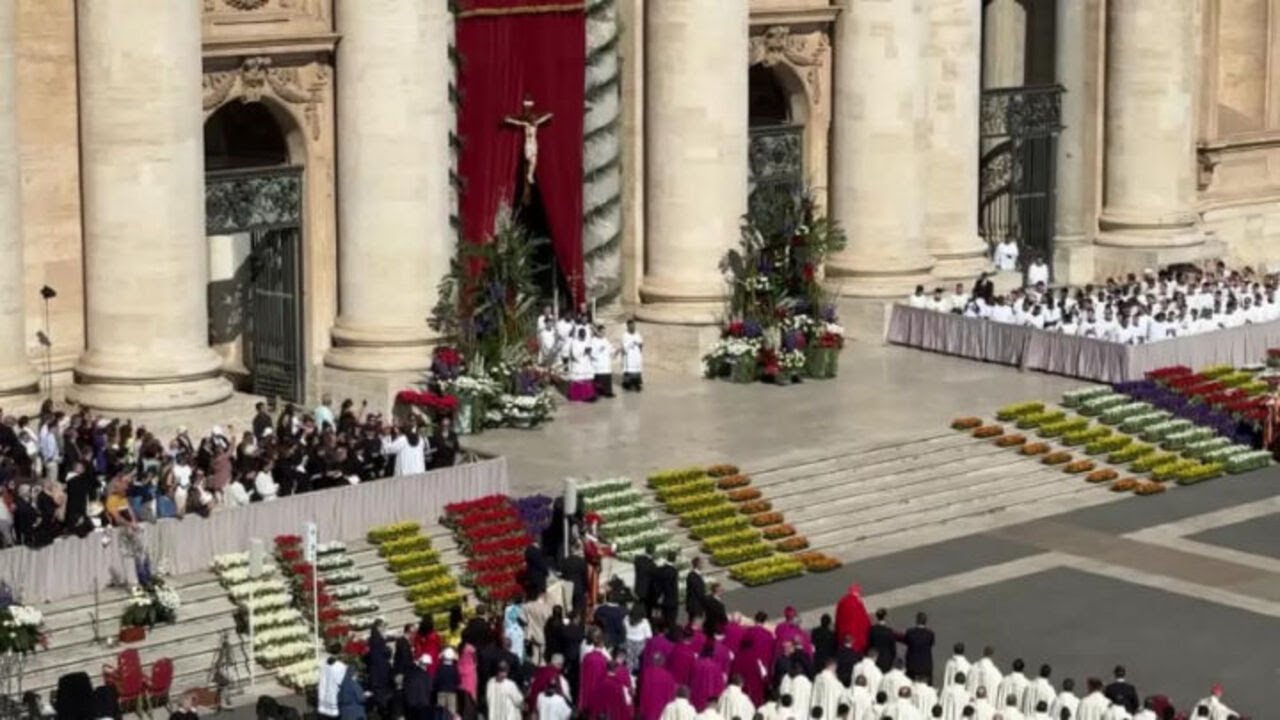 Papa Leone XIV esce sul sagrato di Basilica  S. Pietro per celebrare la sua prima messa di Pasqua
