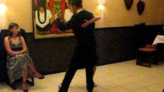 Natasha Arapé y Rafael Luna campeones nacionales de tango salón 2011 bailan el 15/7/2011
