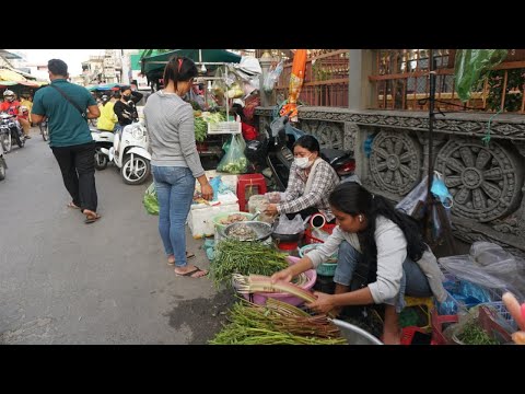 Evening Daily LifeStyle of Vendors Selling Food @Boeng Tom Poun Market - Street Food Market Scene