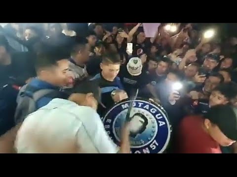 "Volveremos a ser campeones" Barra: Revolucionarios 1928 &bull; Club: Motagua