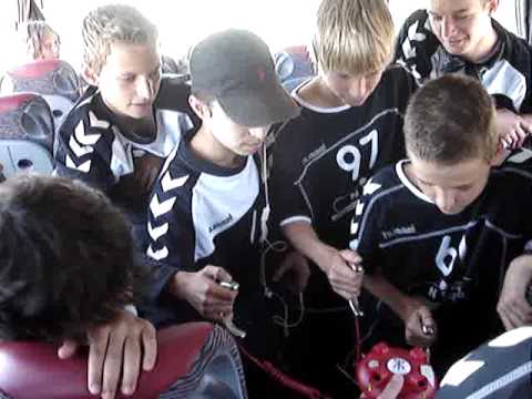 Schokkend spelletje in de bus