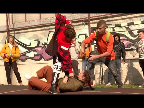 Students organized an illegal fight on the school playground! [School episode 800]