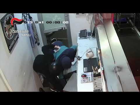 Rapinarono sala scommesse rischiando di uccidere proprietario: le immagini choc