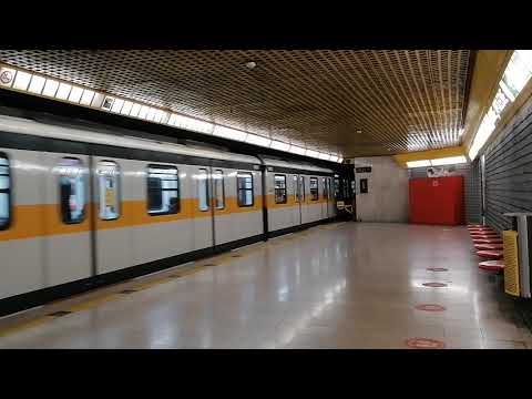 Treno M3 serie 8000 in arrivo a Montenapoleone