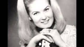 Lynn Anderson -- I&#39;d Run A Mile To You