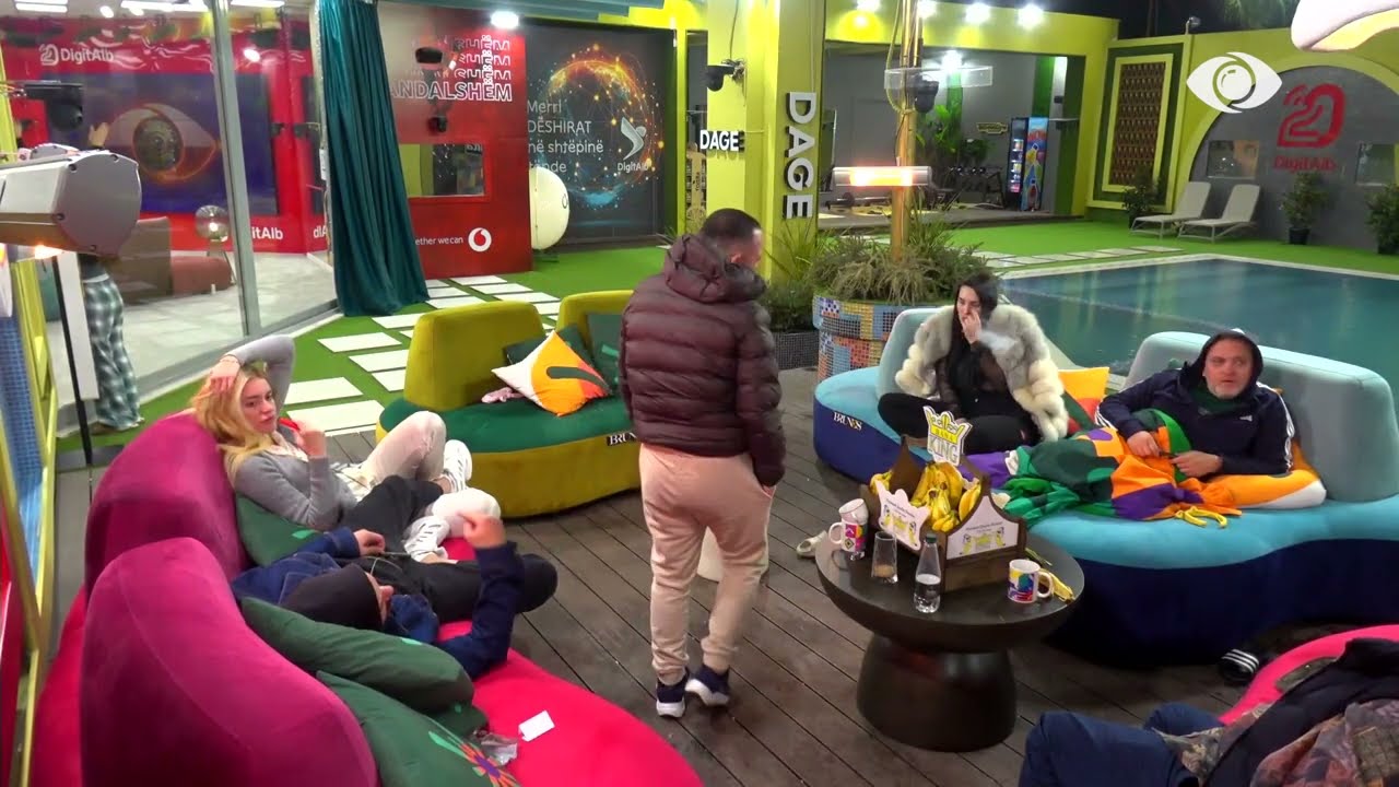 Graciano futet brenda në shtëpi, lë banorët jashtë në oborr dhe i mbyll derën