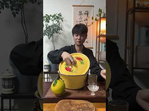 粉丝们呼声最高的搪瓷盆来啦，配冰岛普洱，请喝茶。 召唤茶友 dou茶新姿势 茶溜子泡茶法 喝茶dou有仪式感 创作灵感 @DOU+小助手