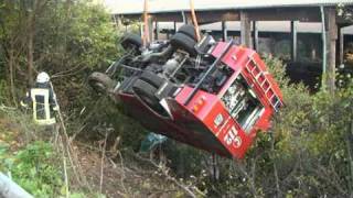 preview picture of video 'Großtanker der Feuerwehr Korbach stürzt Abhang hinab - Totalschaden'