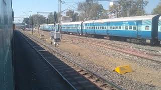 preview picture of video '12721 Hyderabad - H. Nizamuddin Dakshin SF Express arriving at Betul'