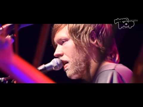 Bedroomdisco TV: Friska Viljor - "I Gave My Life" & "Gold" live