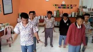 Download lagu Tari pinguin ala XI L stekmal mp3