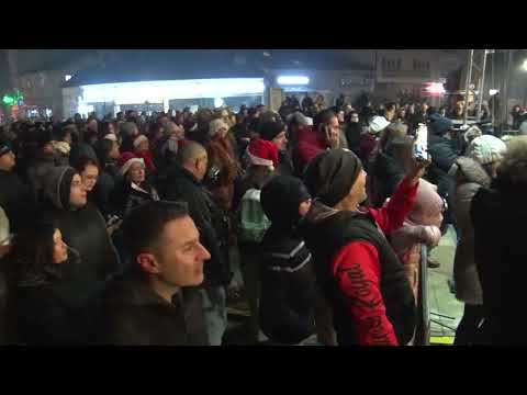 Kragujevčani dočekuju Novu 2026. na Đačkom trgu uz „Leb i sol“