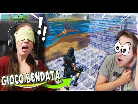 La mia RAGAZZA gioca da BENDATA A FORTNITE - Blind Challenge