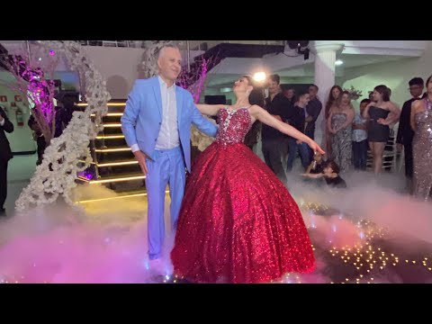 Valsa com o pai. Debutante Livia. Dança 15 anos