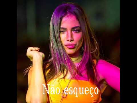 Anitta cantando "Não esqueço" (IA) de Niara e Pabllo Vittar.