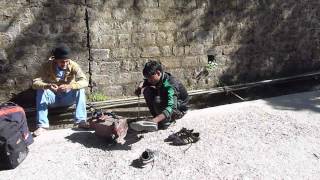preview picture of video 'Inde 2010 : Dharamsala - Cireur de chaussures'