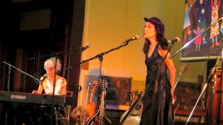 Maggie and Suzzy Roche