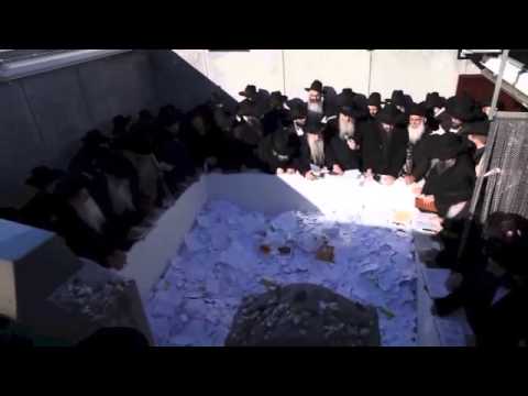 The Rebbe prays at his own grave