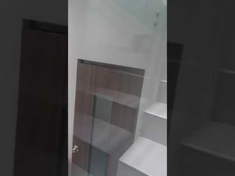 Pasamanos de acero inox sobre vidrio