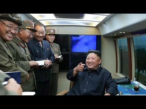 شاهد زعيم كوريا الشمالية كيم يشرف على إطلاق نظام أسلحة جديد…