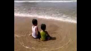 Download lagu Aya & Tasya main di pantai pulau merah mp3 Download lagu Aya & Tasya main di pantai pulau merah mp3