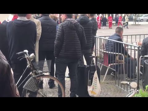 25 Aprile. A Portogruaro la gente si porta l'altoparlante per cantare "Bella ciao"