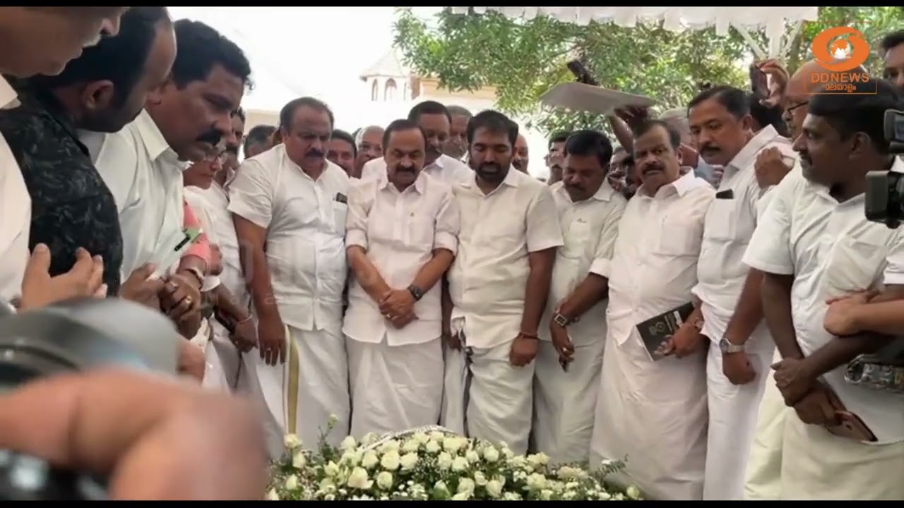 പുതുപ്പള്ളിയിൽ ഉമ്മൻ ചാണ്ടിയുടെ സ്മൃതി മണ്ഡപത്തിൽ 