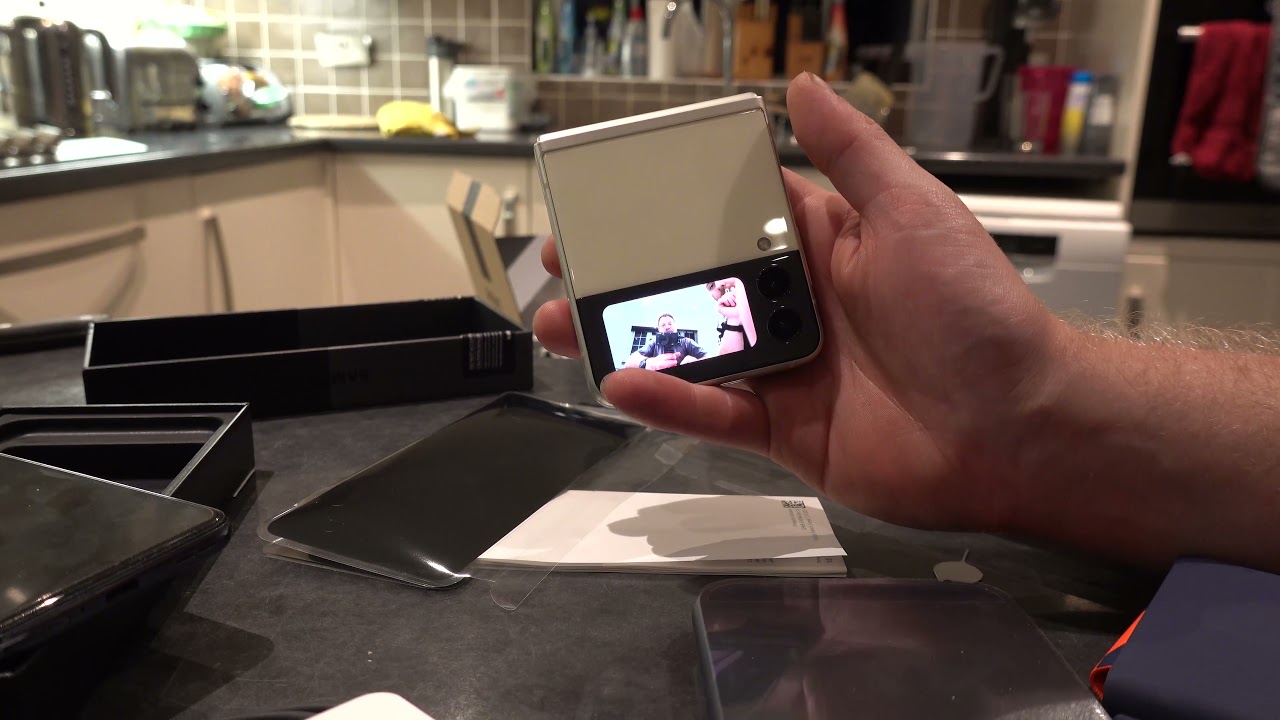 Samsung Galaxy Z Flip3 - Main camera selfies on the outside screen