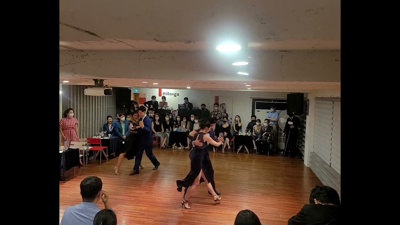 루까스(Lucas Carrizo) 빠울라(Pau Tejeda) & Korean student Venue: CAFE DE TANGO, Busan