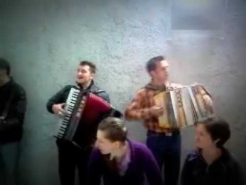 Fakini - Voljelo se dvoje mladih