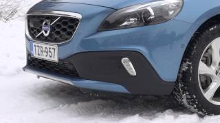 Kaaran Mia Pelttarin koeajossa Volvo V40 Cross Country T5