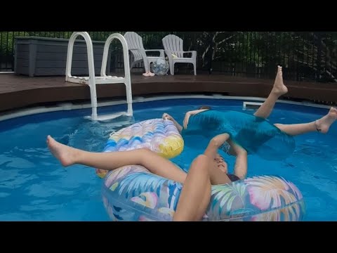 🔫💧last one to fall out of there floaty wins 🏆💦