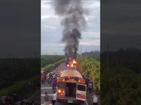 🚨 Pickup derrapa, vuelca y se incendia en la ruta de Ayutla a Ocós, San Marcos