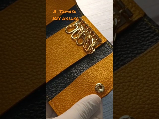 Vídeo relacionado con 2 PCS Monedero Hombre Negro, 11x8 cm, Monedero de Piel Cremalleras y Argolla para Llaves, Diseño Exclusivo en Cuero Hecho a Mano, Accesorio de Elegancia Duradera y Funcionalidad Superior para Hombre