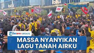 Momen Massa Nyanyikan Lagu Tanah Airku hingga Indonesia Pusaka di Depan Barikade Aparat
